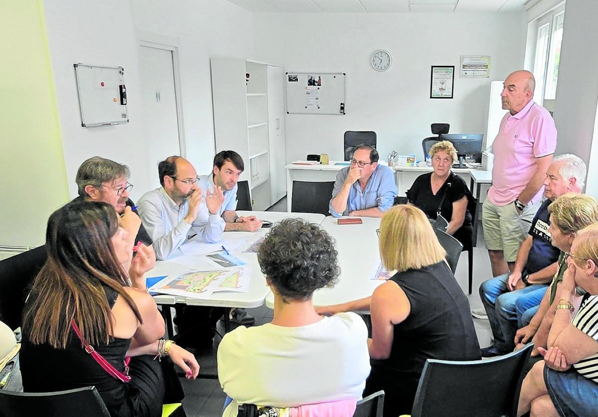 El concejal de Obras, José Luis Urraca, y el de Barrios, Borja Sainz, reunidos con los vecinos de Nueva Ciudad.