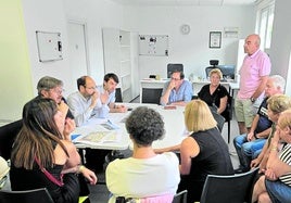 El concejal de Obras, José Luis Urraca, y el de Barrios, Borja Sainz, reunidos con los vecinos de Nueva Ciudad.