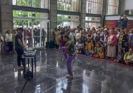Como preludio de Felisa, el vestíbulo de la estación de Feve acogió un encuentro festivo de clubes de lectura, danza y música electrónica.