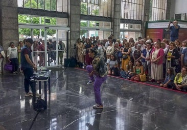 Como preludio de Felisa, el vestíbulo de la estación de Feve acogió un encuentro festivo de clubes de lectura, danza y música electrónica.