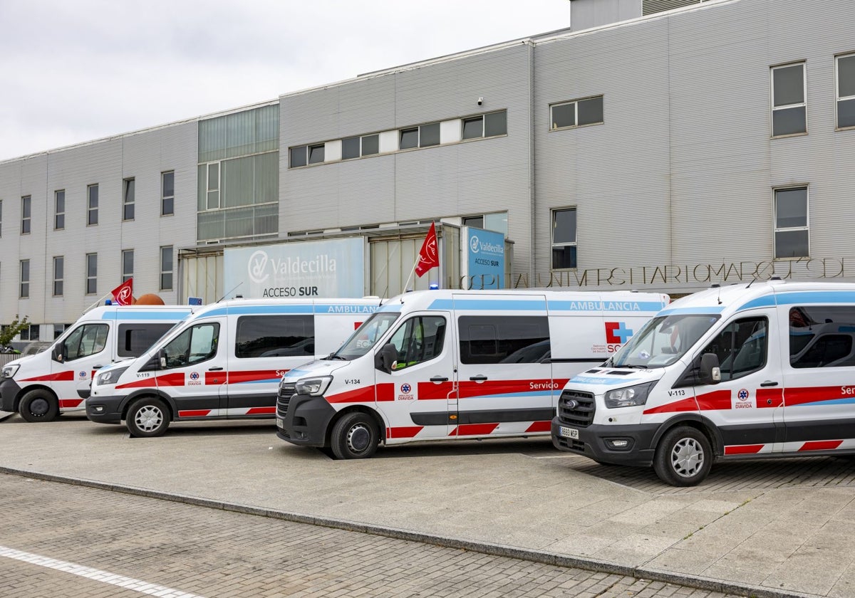 Ambulancias en la entrada de Valdecilla Sur, durante los paros de esta semana.