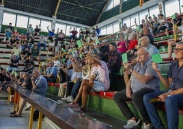 Los socios de la Gimnástica, durante la asamblea que tuvo lugar ayer por la tarde en la bolera SeverinoPrieto.