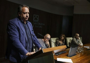 Carlos Yáñez, fiscal de sala de Derechos Humanos y Memoria Democrática de Cantabria imparte la charla en compañía de Roberto Ruisánchez, del colectivo Desmemoriados, Dolores Delgado, fiscal de sala de Derechos Humanos y Memoria Democrática de la Fiscalía General del Estado, y Jesús Arteaga, fiscal superior de Cantabria