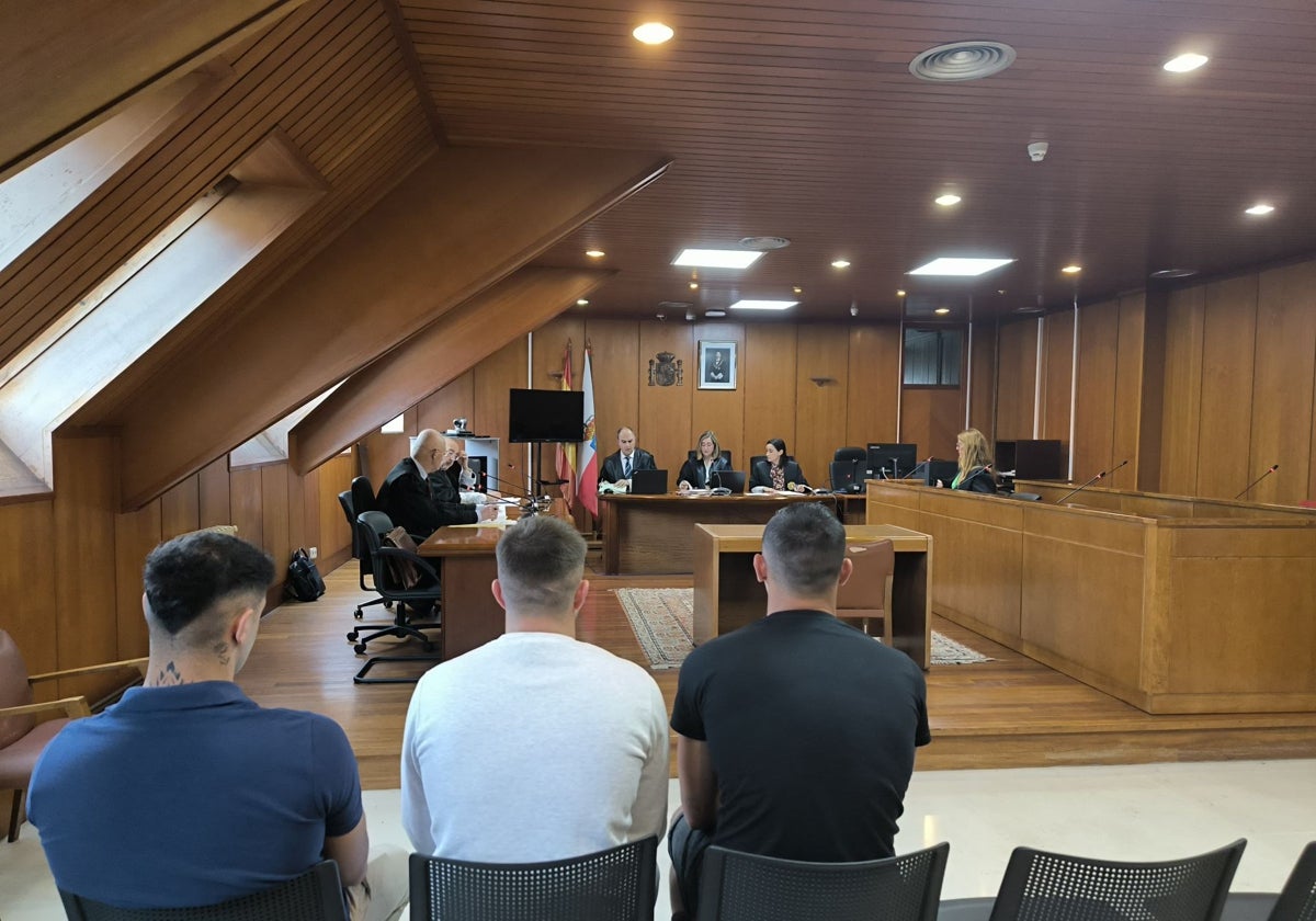 Los tres acusados de delitos de lesiones y odio, momentos antes de prestar declaración.