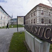 Acceso al complejo judicial de Las Salesas de Santander.