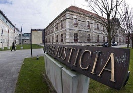 Acceso al complejo judicial de Las Salesas de Santander.