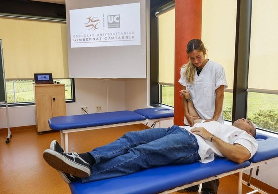 Una alumna, durante una de sus clases prácticas en la Escuela Gimbernat de Torrelavega.