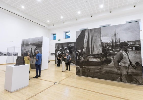 Vista general de la muestra de Liborio Porset, que retrató Santander durante sus visitas veraniegas en los inicios del siglo XX. Liborio C. Porset fue un pionero de la fotografía estereoscópica. Imagen de El Sardinero con el Palacio al fondo.