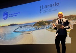 El alcalde de Laredo durante la presentación en la Casa de Cultura Doctor Velasco.