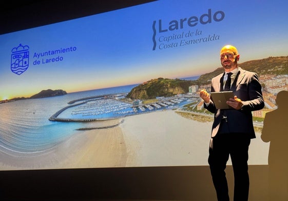 El alcalde de Laredo durante la presentación en la Casa de Cultura Doctor Velasco.