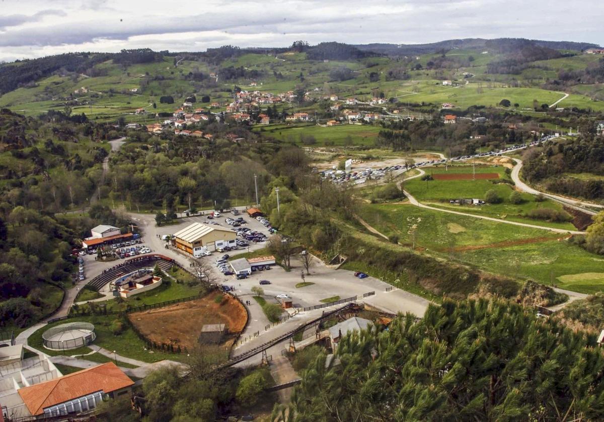 El tobogán saldrá desde esta altura, el lavadero de la antigua mina, y bajará hasta la entrada al parque, sin pasar por los recintos de los animales.
