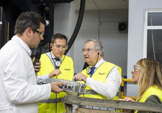 El ministro Hereu durante su visita a la planda de Ampuero de Teknia.