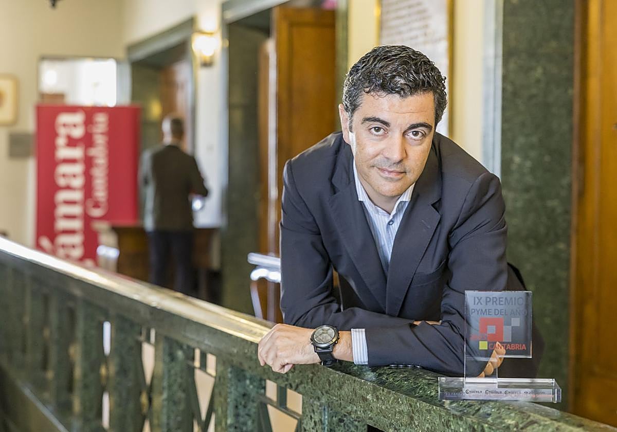 Manuel Lobeira posa en la Cámara de Comercio con el Premio Pyme del Año 2025 de Cantabria.