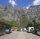 Autocaravanas y coches aparcados, ayer, en los arcenes de los accesos al teleférico de Fuente Dé.