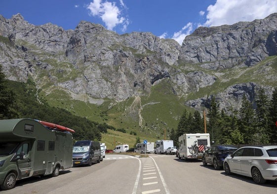 Autocaravanas y coches aparcados, ayer, en los arcenes de los accesos al teleférico de Fuente Dé.