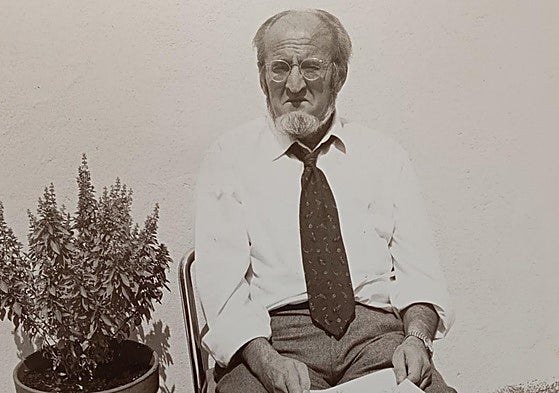 El novelista, poeta y académico Álvaro Pombo en uno de los retratos que presiden la exposición 'Una narrativa de la fragilidad'.