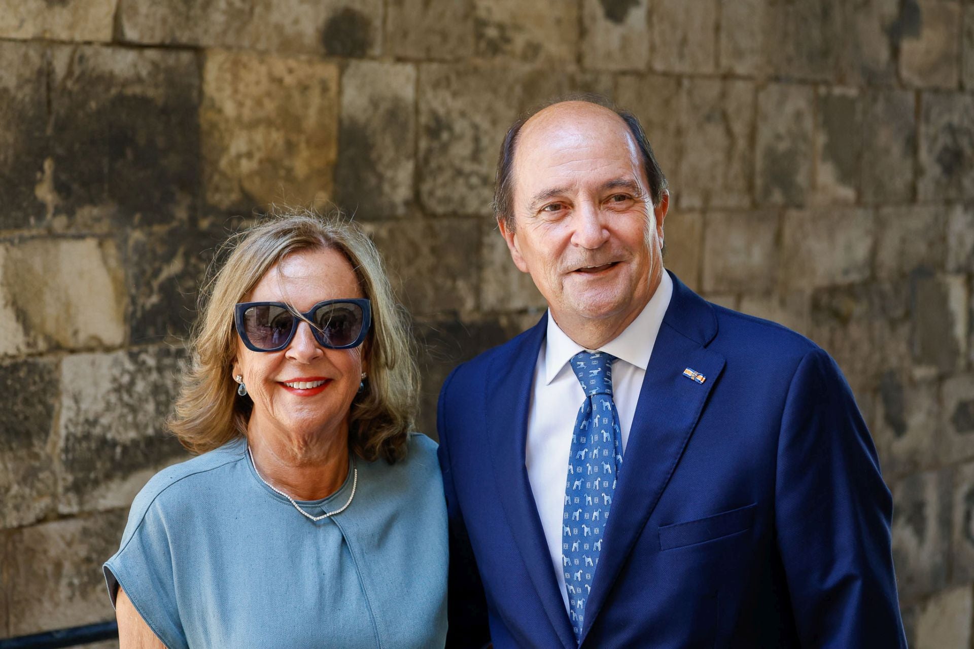 El empresario Modesto Piñeiro y su mujer posan ante la cámara.