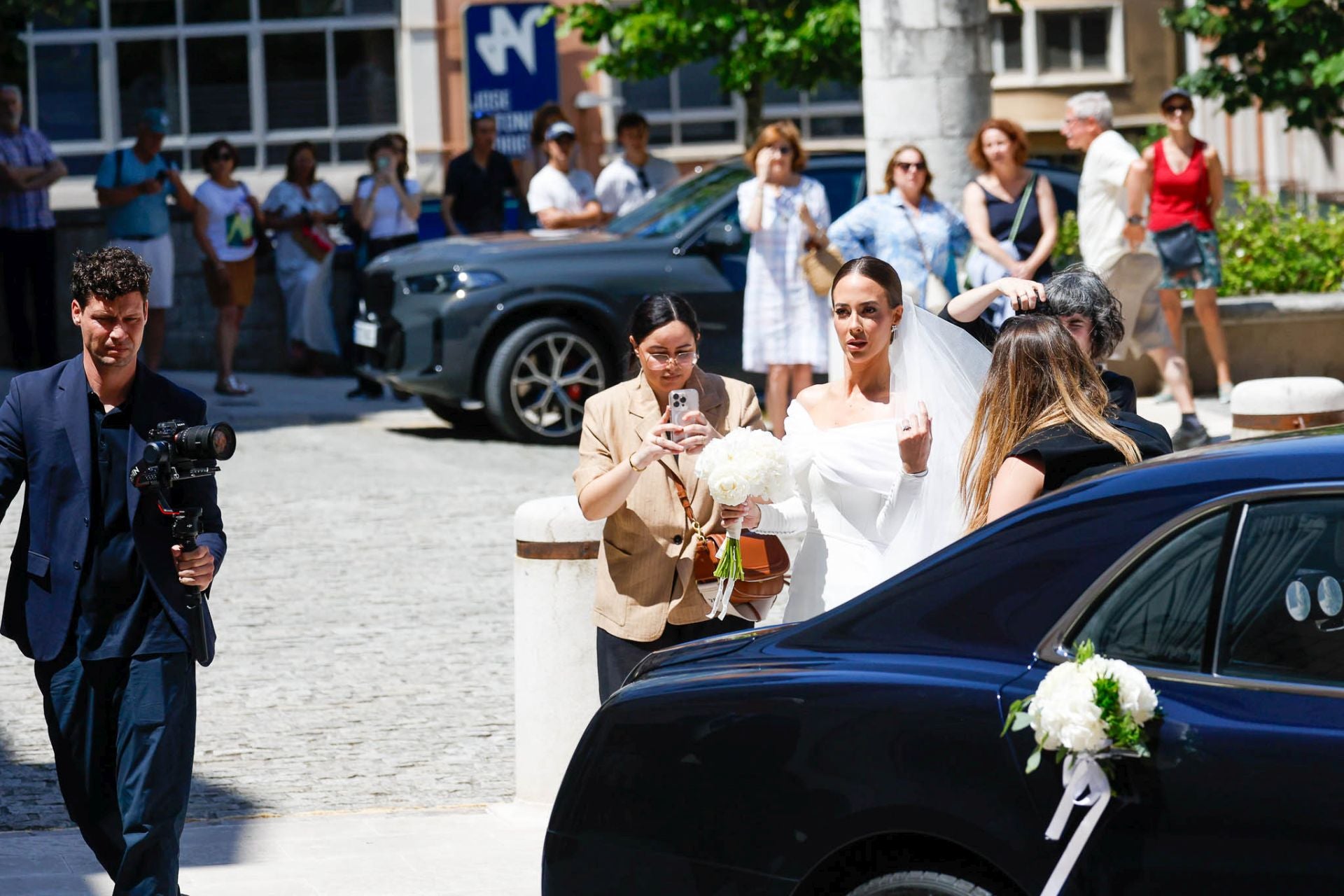La novia, Lucía Gutiérrez Alonso, llegó diez minutos más tarde de la hora prevista, siguiendo la tradición.