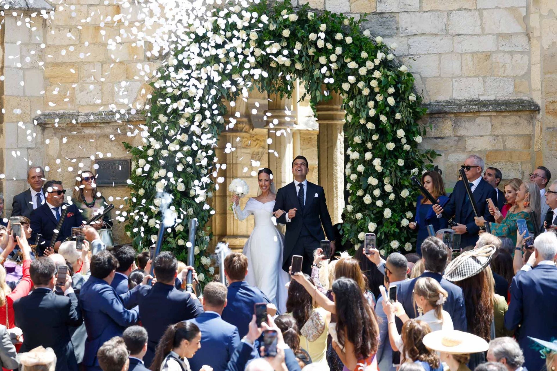Los invitados reciben a los novios fuera de la Catedral.