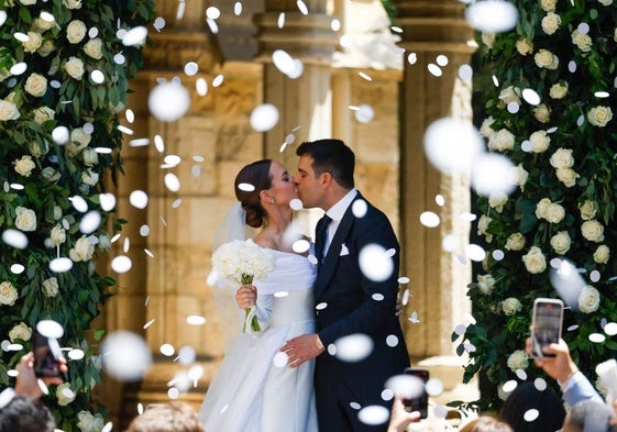El beso de Lucía Gutiérrez Alonso y Nacho Boluda ya como marido y mujer.