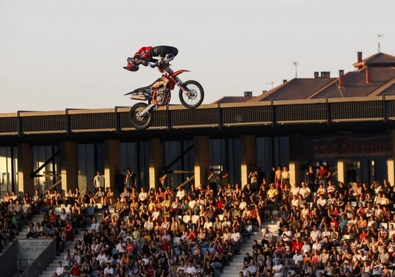 Uno de los pilotos sorprende al público con sus acrobacias