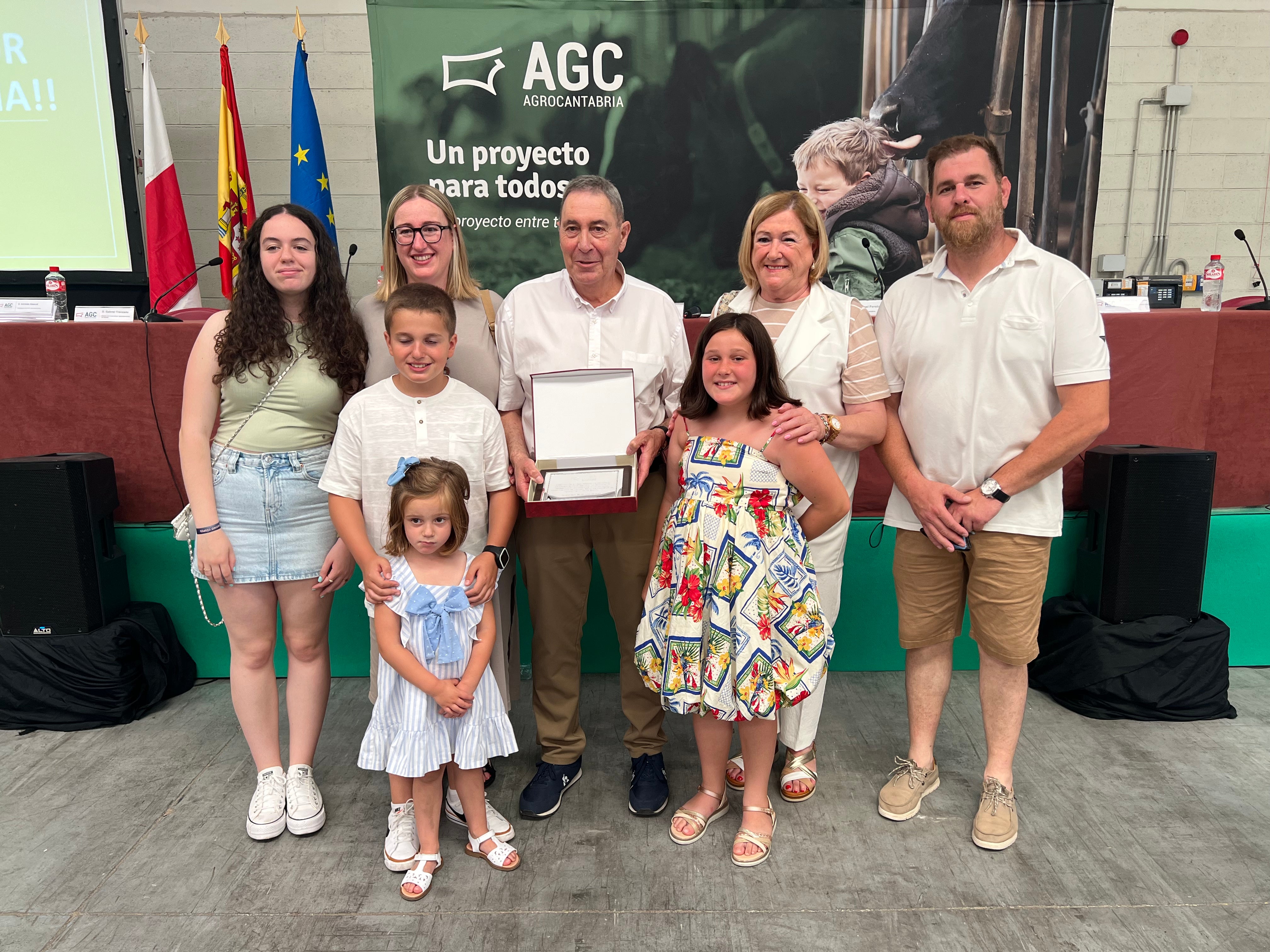 Germán de la Vega, junto a su familia, a la conclusión del acto.
