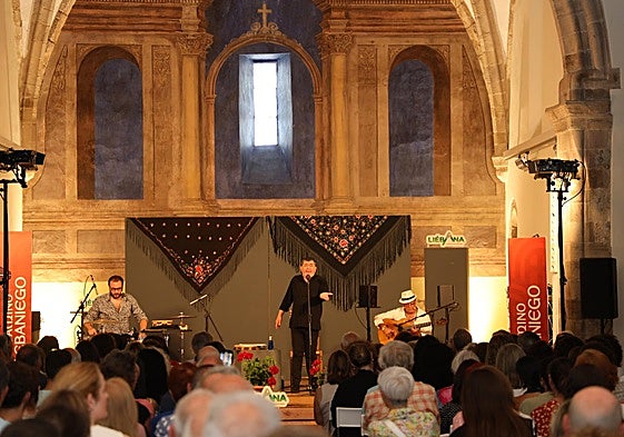 El cantaor Perrate durante un momento de su concierto en Potes