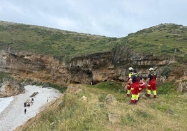 Los bomberos observan como Cruz Roja y Policía Local atienden en la orilla al hombre que estaba junto al desaparecido.