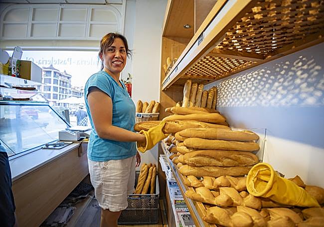 Lucía Viadero agarra una barra de pan en Je-Lu (Noja).