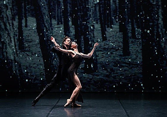 Lucía Lacarra y Matthew Golding, en una de las piezas de cuatro coreógrafos que configuran el espectáculo 'Fordlandia'.