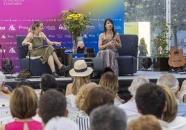 Aixa de la Cruz conversó ayer de su último libro, 'Todo empieza con la sangre', con Aurora Díaz Obregón.