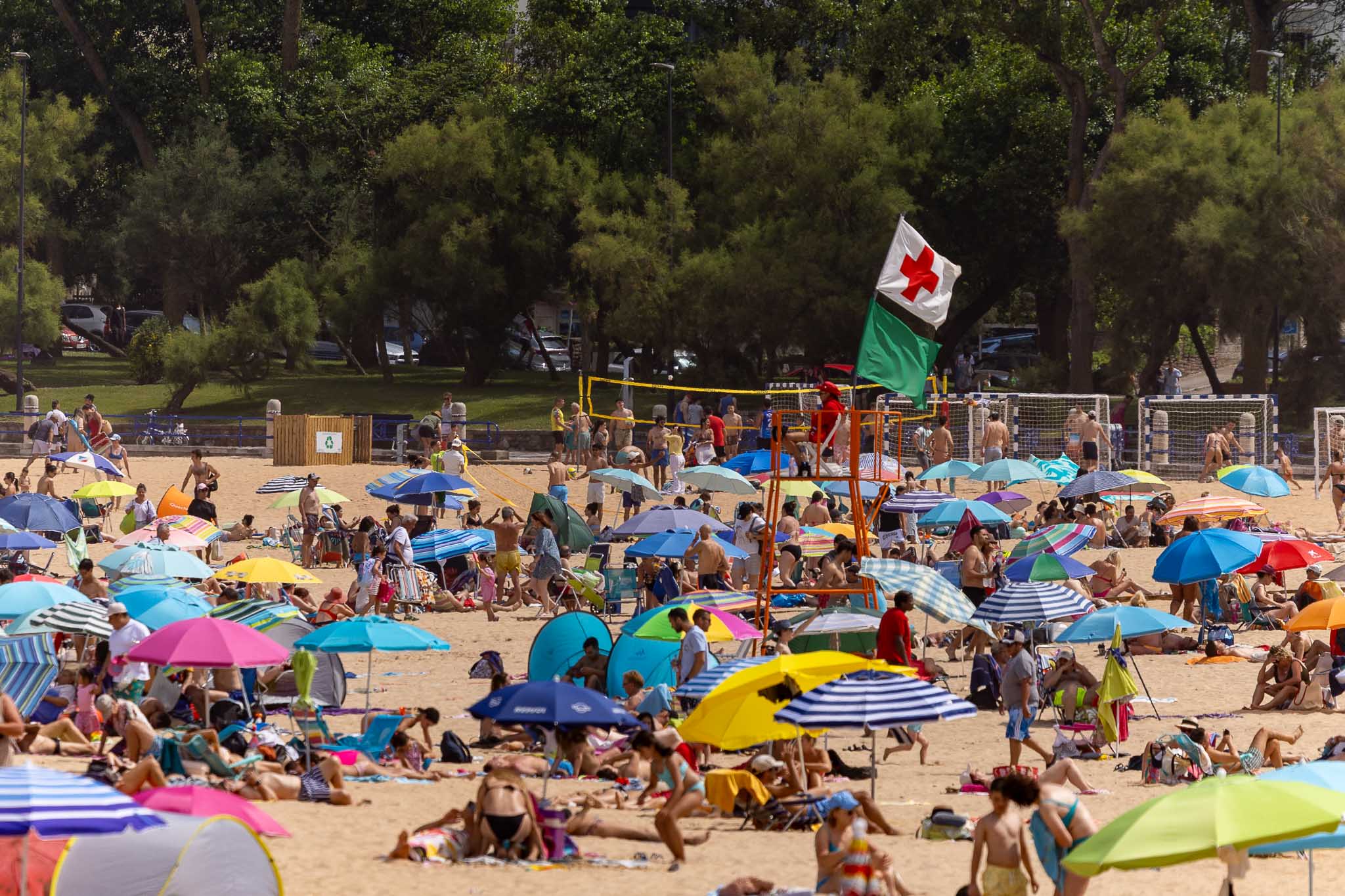Las playas de Santander se llenaron de bañistas este domingo.