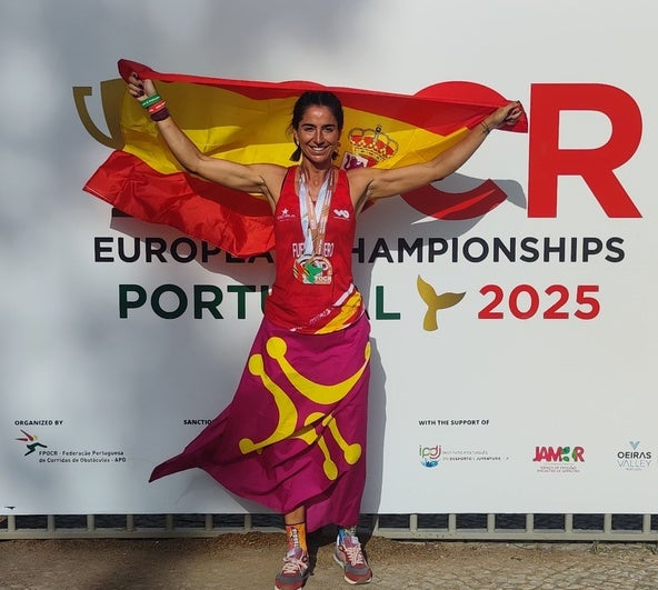 Fuencisla Vaquero posa con las dos medallas que logró en el Europeo.