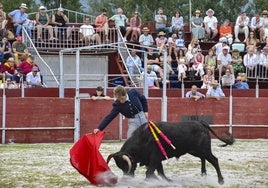 Derechazo de Julio Benítez al primer toro de su lote, con el hierro de Toros de Tierz, al que cortó dos orejas.