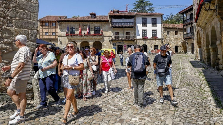 Un numeroso grupo de turistas deja atrás la Plaza Mayor de camino al Cantón.
