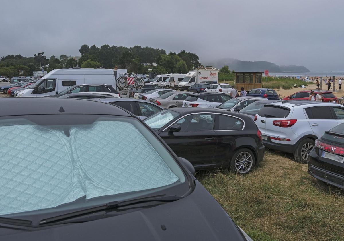 El primer gran fin de semana del verano deja «un caos» para aparcar en las playas