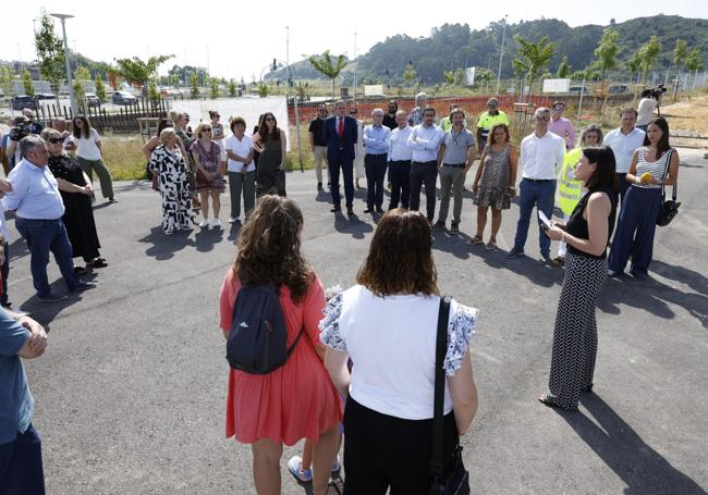 La alcaldesa de Santander, Gema Igual, habla con los vecinos del entorno y responsables de las constructoras implicadas en este proyecto.