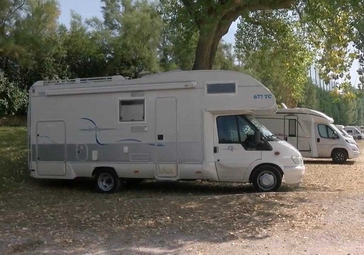 Imagen de archivo de autocaravanas aparcadas en Mataleñas.