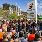 La plantilla en una de las manifestaciones que se produjeron en los accesos a la planta de Puente San Miguel.