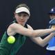 Imagen principal - Cristina Bucsa pasa de ronda en Wimbledon