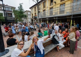 Clientes saludan y brindan por el bar de la Peña Bolística, este lunes, durante la fiesta de despedida organizada por el establecimiento.