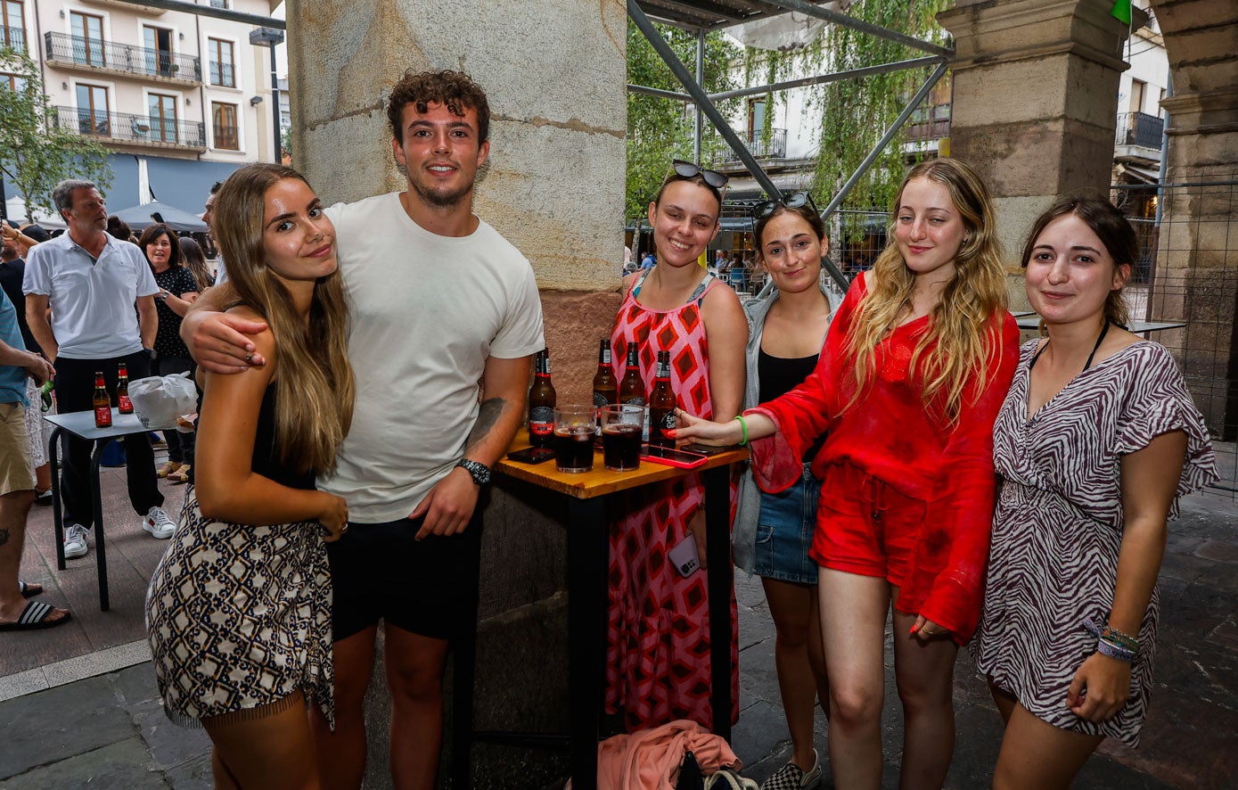 Lucía Cordovillo, Alejandro Seco, Marta Candanedo, Ángela Rodríguez, Claudia Fernández y Celia Arnaiz.