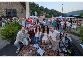 Artistas participantes en Espinama Suena con el público de fondo