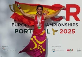 Fuencisla Vaquero posa con las dos medallas que logró en el Europeo.