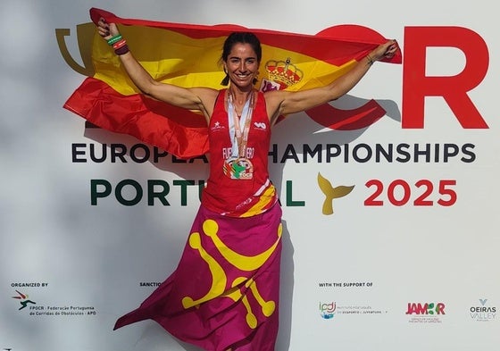 Fuencisla Vaquero posa con las dos medallas que logró en el Europeo.