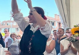 Noelia Santiuste recibió una panderete con dedicatoria.