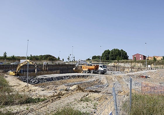 La maquinaria trabaja ya en parcelas que albergarán los seis edificios que se levantarán en el nuevo Alisal.