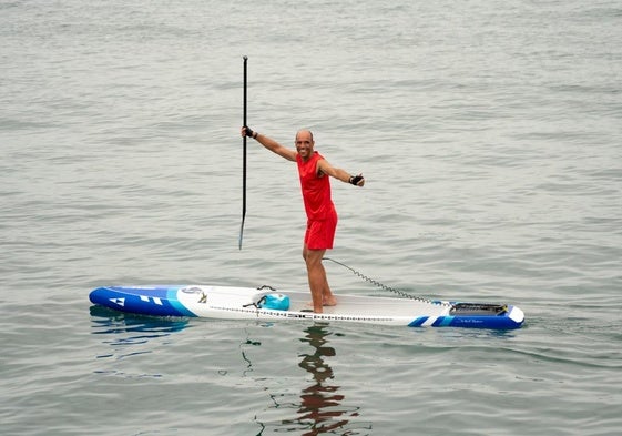 Borja Ortiz alza sus brazos en señal de victoria al llegar a la bahía de Santander tras 90 kilómetros a remo desde Bilbao.