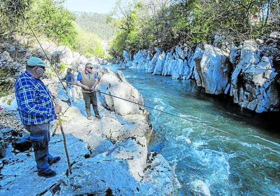 Un pescador lanza la caña en el río Pas a su paso por Puente Viesgo, en una imagen de inicio de temporada.