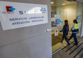 Dos profesionales acceden a un Servicio de Urgencias de Atención Primaria (SUAP), en Cantabria.